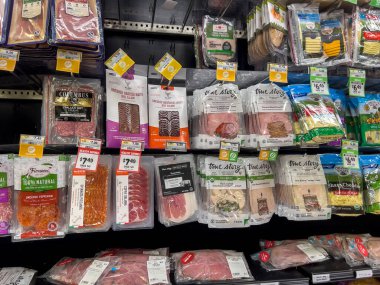 Mill Creek, WA USA - Ekim 2022: Sprouts Market 'te satılık et ve peynirlerin geniş görünümü.