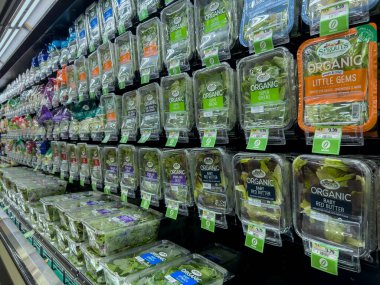 Mill Creek, WA USA - Ekim 2022: Sprouts Market 'te satılık taze salata yeşillikleri açılı görünümü.
