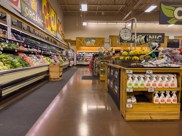 Mill Creek, WA USA - октябрь 2022 года: Широкий угол обзора интерьера фермерского рынка.