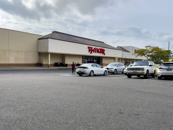 Woodinville, WA USA - Ekim 2022: TJ Maxx giyim mağazasına doğru yürüyen bir kadının geniş görüşü.