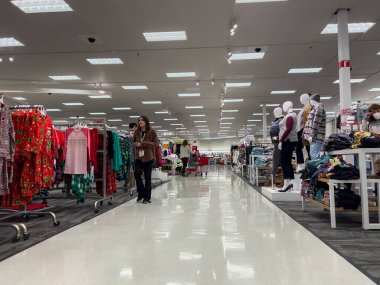 Lynnwood, WA USA - Ekim 2022: Hedef perakende mağazasının kıyafet bölümünden alışveriş yapan insanların geniş görünümü.