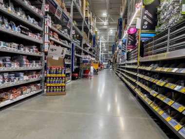 Seattle, WA USA - Ağustos 2022: Lowes 'un içindeki vida ve çivi reyonundan alışveriş yapan birini geniş açıdan görmek