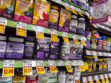 Seattle, WA USA - Eylül 2022: Fred Meyer 'in marketinde satılan soğuk algınlığı ve grip yardım ürünlerine yakından bakın.