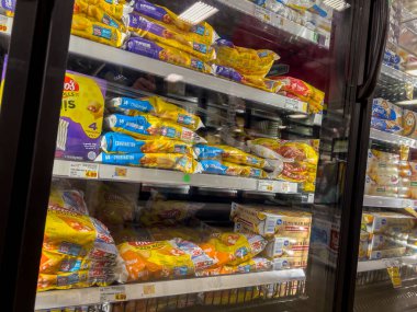 Seattle, WA USA - Temmuz 2022: QFC marketinde satılık Totinos pizza rulo ürünlerinin açılı görünümü.