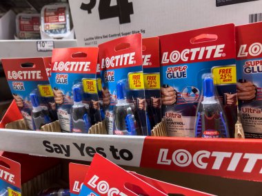 Seattle, WA USA - Ağustos 2022: Loctite marka süper yapıştırıcının ev geliştirme mağazasında satışa sunulması.