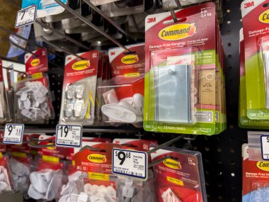 Seattle, WA USA - Haziran 2022: Lowe 's Home iyileştirme mağazasında satılık Komuta Şeridi ürünlerine yakın görüş.