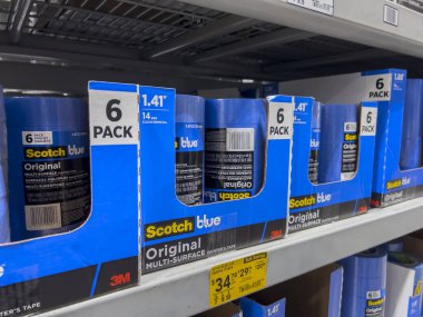 Seattle, WA USA - Ağustos 2022: Lowes Home Improvement mağazasında satılık İskoç mavi boyacılarının görüntüsü.