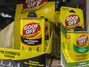 Seattle, WA USA - Ağustos 2022: Bir Lowes mağazasında satılık Good Off ürünlerinin yakın görüntüsü.