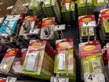 Seattle, WA USA - Haziran 2022: Lowe 's Home iyileştirme mağazasında satılık Komuta Şeridi ürünlerine yakın görüş.