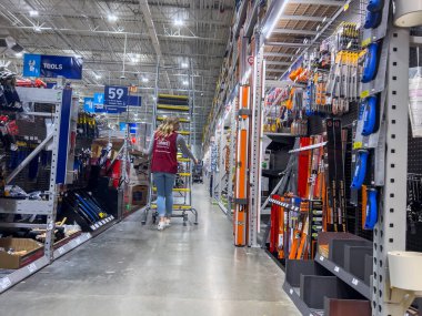 Everett, WA USA - Eylül 2022: Lowes çalışanının ev geliştirme mağazasının içinde merdiven taşıma görüntüsü.