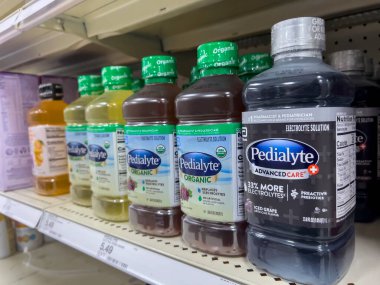 Seattle, WA USA - Eylül 2022: Bir Hedef Mağazası içinde satılık Pedialyte ürünlerine yakın, seçici odaklanma.