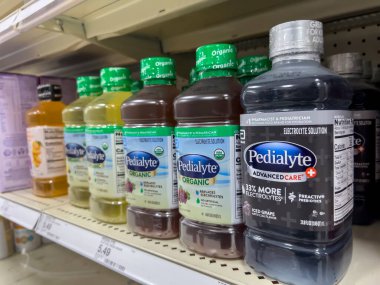 Seattle, WA USA - Eylül 2022: Bir Hedef Mağazası içinde satılık Pedialyte ürünlerine yakın, seçici odaklanma