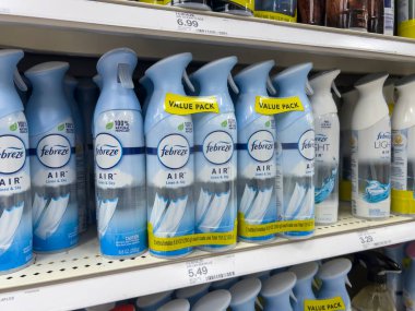 Seattle, WA USA - Eylül 2022: Febreeze ürünlerini bir Hedef Mağazası içinde satılığa çıkarmak.