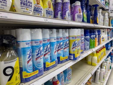 Seattle, WA USA - Eylül 2022: Hedef mağaza içinde satılan Lysol ürünlerinin yakın görüntüsü