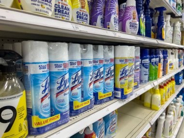 Seattle, WA USA - Eylül 2022: Hedef mağaza içinde satılan Lysol ürünlerinin yakın görüntüsü