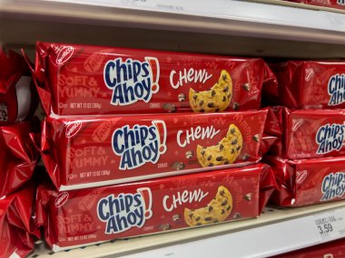 Seattle, WA USA - Eylül 2022: Bir Target mağazasında satılık Chips Ahoy Chewy kurabiyelerinin yakın görüntüsü.