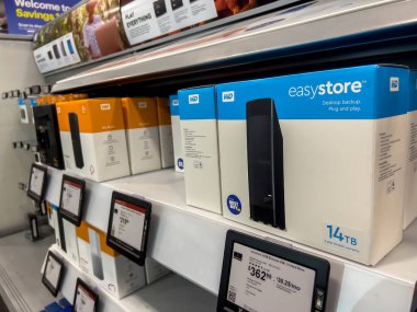 Seattle, WA USA - Eylül 2022: Best Buy içerisinde satılık masaüstü depolama cihazlarının geniş görünümü