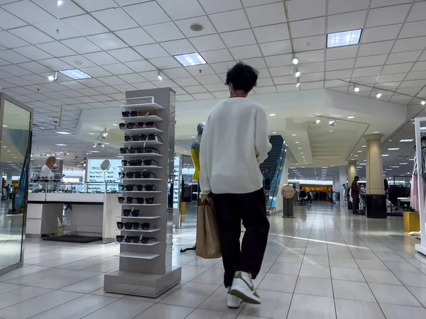 Usaリンウッド 2022年7月頃 リンウッド モール内で買い物をする人々の幅広い角度からの眺め — ストック写真