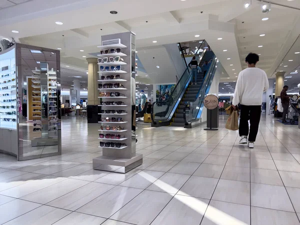 Usaリンウッド 2022年7月頃 リンウッド モール内で買い物をする人々の幅広い角度からの眺め — ストック写真