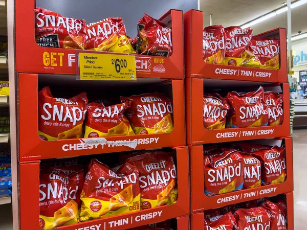 Everett, WA USA - Temmuz 2022: Bir Albertsons marketinde satılık Cheezit Snap 'd krakerlerinin yakın görüntüsü.