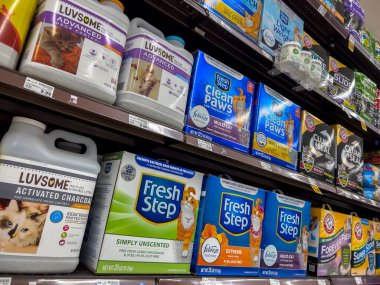 Seattle, WA USA - Eylül 2022: Bir markette satılmak üzere kedi kumu seçici odak noktası.