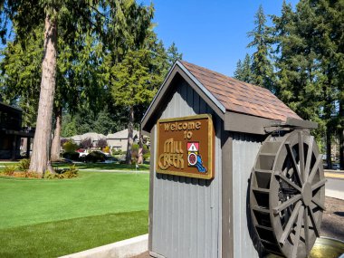 Mill Creek, WA USA - Eylül 2022: Mill Creek Toplum Derneği bünyesindeki Mill Creek 'e Hoş Geldiniz tabelasına yakından bakın