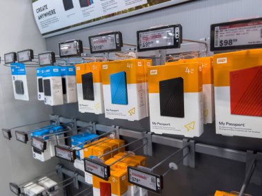 Seattle, WA USA - Eylül 2022: Best Buy 'da satılmak üzere taşınabilir depolama cihazlarına yakın, seçici odaklanma