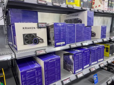Seattle, WA USA - Eylül 2022: Bir Best Buy mağazası içinde satılık NZXT Kraken işlemci soğutucu ürünlerinin yakın görüntüsü