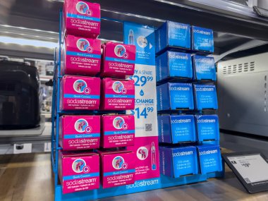 Seattle, WA USA - Eylül 2022: Best Buy mağazasında satılık Soda Stream silindirlerinin yakın görüntüsü.