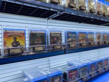 Seattle, WA USA - Eylül 2022: Bir Best Buy mağazasında satılık Playstation oyunlarına açılı, seçici bir odaklanma