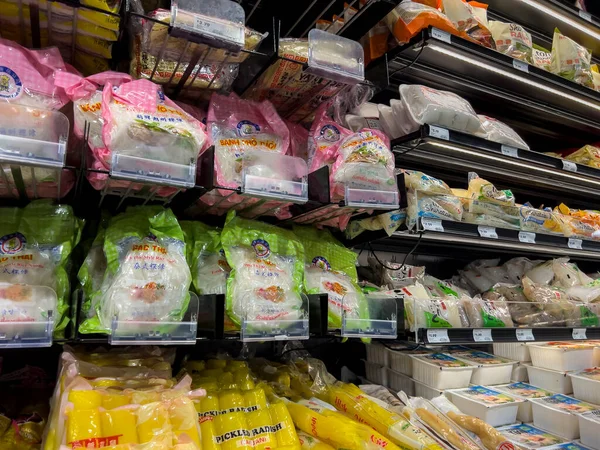Mill Creek, WA USA - Nisan 2022: Bir markette satılacak bir grup pirinç eriştesi ve yakisoba şehriyesine odaklanmış..