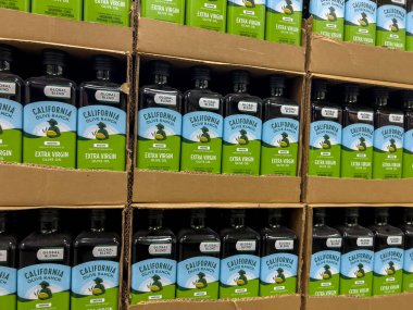 Seattle, WA USA - Ağustos 2022: Kaliforniya Zeytin Çiftliği 'nin bir markette satılık yağının yakın görüntüsü.