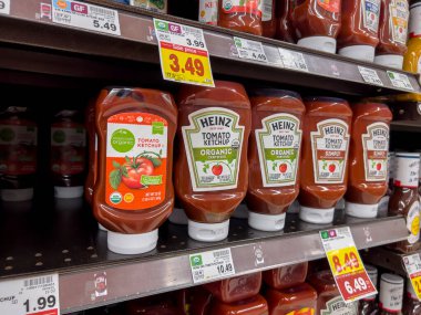 Seattle, WA USA - Ağustos 2022: Fred Meyer 'in marketinde satılık Heinz ketçap ürünlerine yakından bakın.