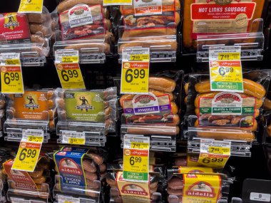 Woodinville, WA USA - Eylül 2022: Haggen 'deki bir markette satılık çocuk ve sosislere yakından bakın