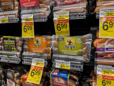 Woodinville, WA USA - Eylül 2022: Haggen 'deki bir markette satılık çocuk ve sosislere yakından bakın