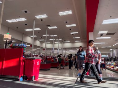 Lynnwood, WA USA - Eylül 2022: Bir Hedef Mağazası 'nın kasasında toplanan insanların geniş görüşü.