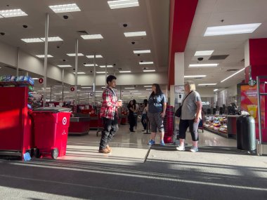Lynnwood, WA USA - Eylül 2022: Bir Hedef Mağazası 'nın kasasında toplanan insanların geniş görüşü