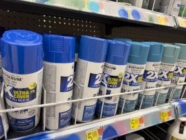 Seattle, WA USA - Eylül 2022: Bir Walmart mağazasında satılık sprey boya üzerine seçici odaklanma.