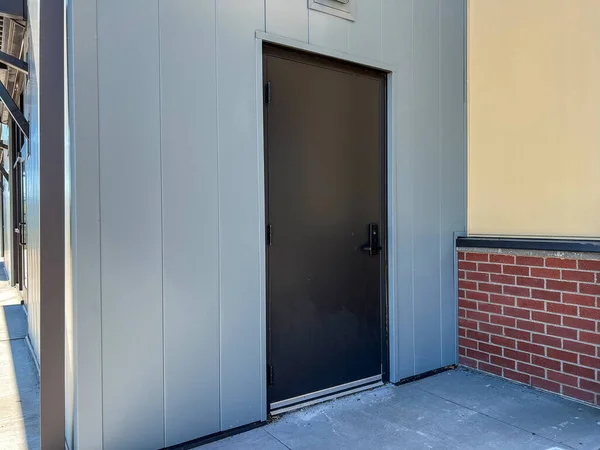 Vista Una Puerta Entrada Lateral Negra Para Edificio Negocios — Foto de Stock