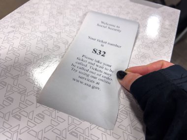 Lynnwood, WA USA - Kasım 2022: Sosyal Güvenlik Ofisi 'nde bir bilet numarası kaymasına yakından bakın.