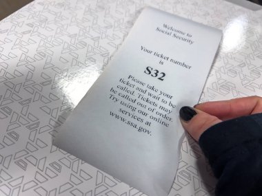 Lynnwood, WA USA - Kasım 2022: Sosyal Güvenlik Ofisi 'nde bir bilet numarası kaymasına yakından bakın.