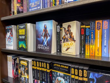 Woodinville, WA USA - Kasım 2022: Barnes ve Noble mağazalarında satılık Star Wars kitapları koleksiyonu.