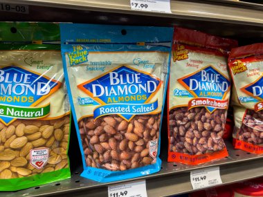 Mill Creek, WA USA - Kasım 2022: Bir kasaba ve ülke pazarı içinde satılık Mavi Elmas ceviz ürünlerine yakından bakın.