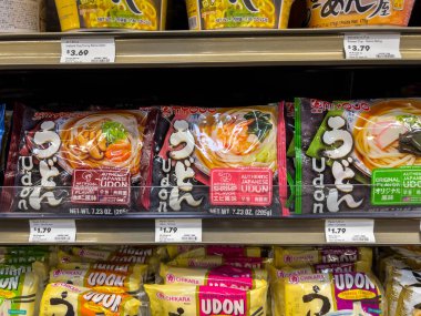 Mill Creek, WA USA - Kasım 2022: Bir kasaba ve ülke pazarı içinde satılık udon eriştelerinin yakın görüntüsü