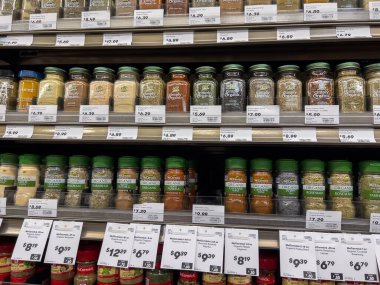 Mill Creek, WA USA - Kasım 2022: Bir kasaba ve ülke pazarında satılık baharat ve bitkilere yakından bakın