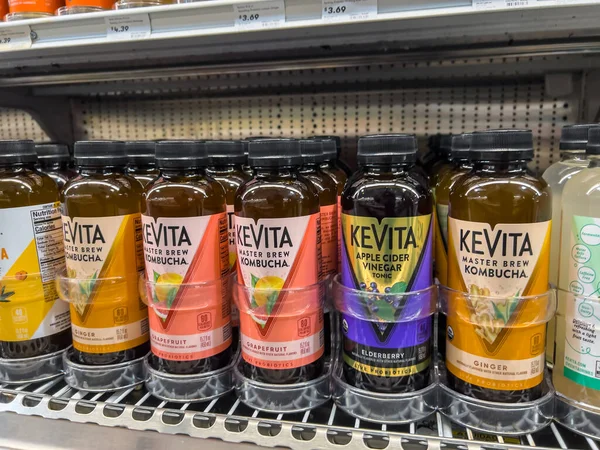 Shoreline, WA USA - Kasım 2022: Merkez Market 'teki bir markette satılık Kevita Kombucha içeceklerine yakından bakın.