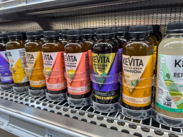Shoreline, WA USA - Kasım 2022: Merkez Market 'teki bir markette satılık Kevita Kombucha içeceklerine yakından bakın