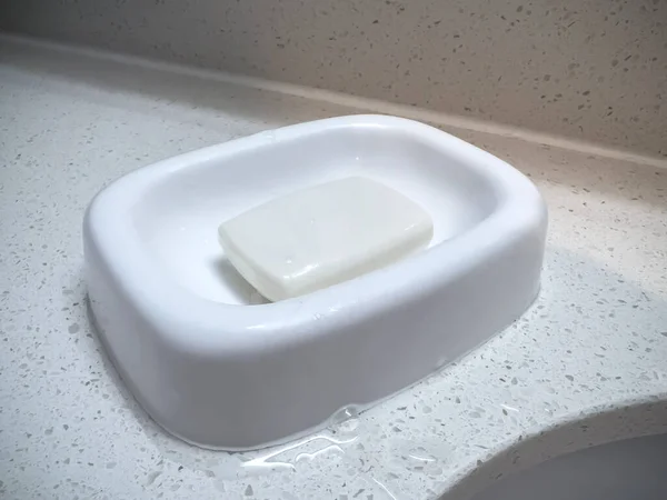 Nahaufnahme Einer Stange Weißer Seife Einer Schüssel Einem Sauberen Badezimmer — Stockfoto