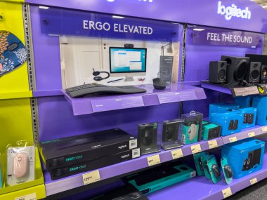 Seattle, WA USA - Kasım 2022: Bir Staples mağazasında satılık Logitech ürünlerinin geniş görünümü.