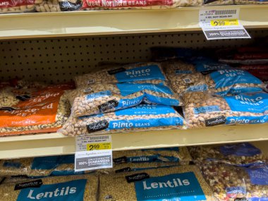 Seattle, WA USA - Ağustos 2022: Bir markette satılık kuru mercimek ve fasulye manzarası.